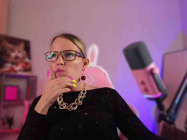Findom_Lady_Shine webcam