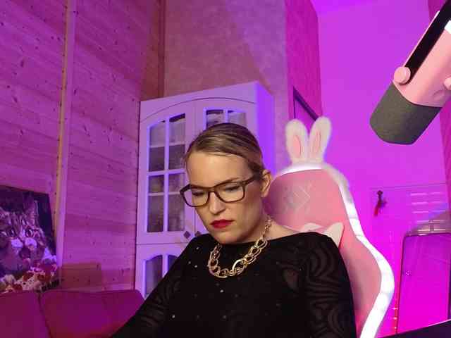 Findom_Lady_Shine webcam