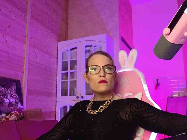 Findom_Lady_Shine webcam