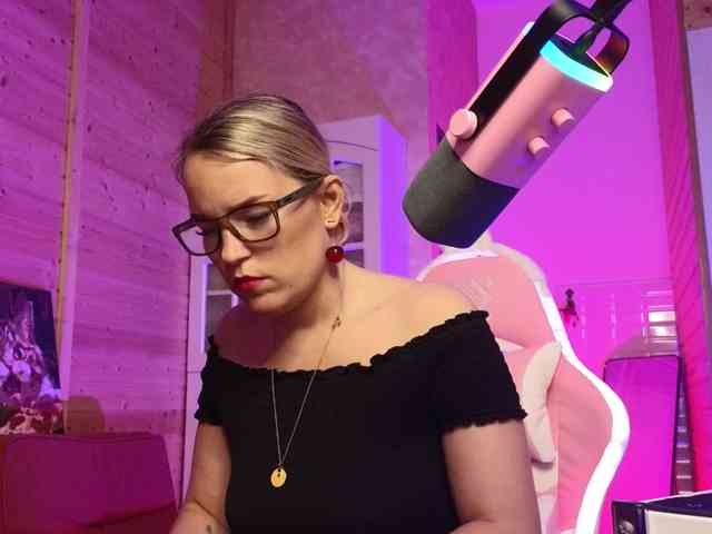 Findom_Lady_Shine webcam