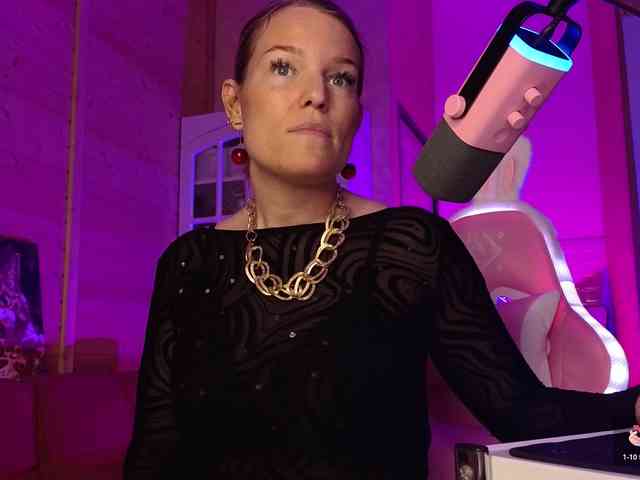 Findom_Lady_Shine webcam