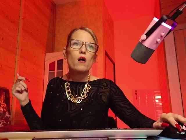 Findom_Lady_Shine webcam