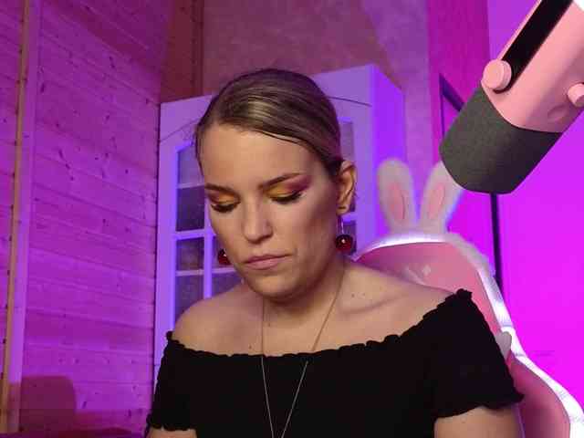 Findom_Lady_Shine webcam