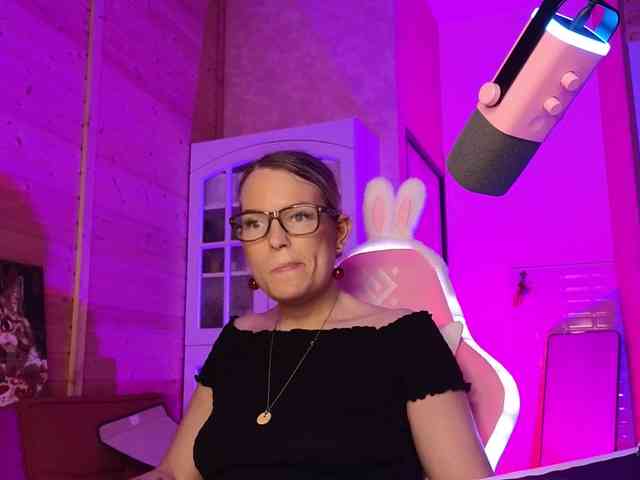 sweeteve050 Live Webcam on BongaCams