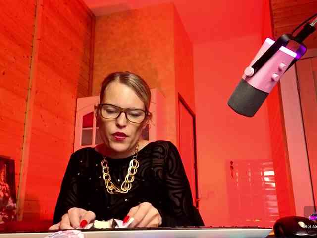 Findom_Lady_Shine webcam