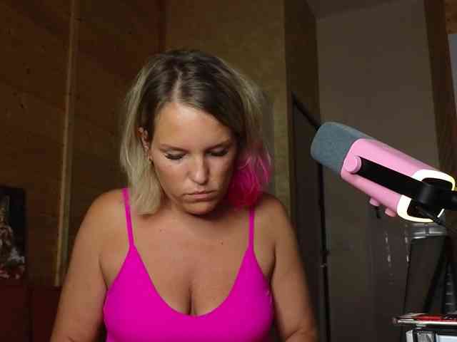 Findom_Lady_Shine webcam