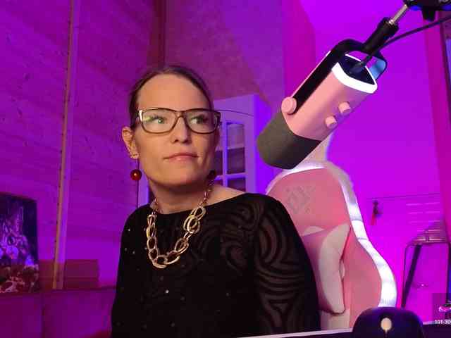Findom_Lady_Shine webcam
