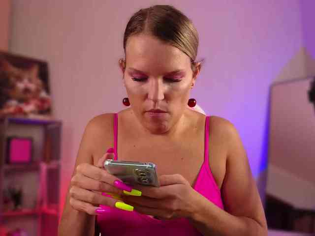 Findom_Lady_Shine webcam