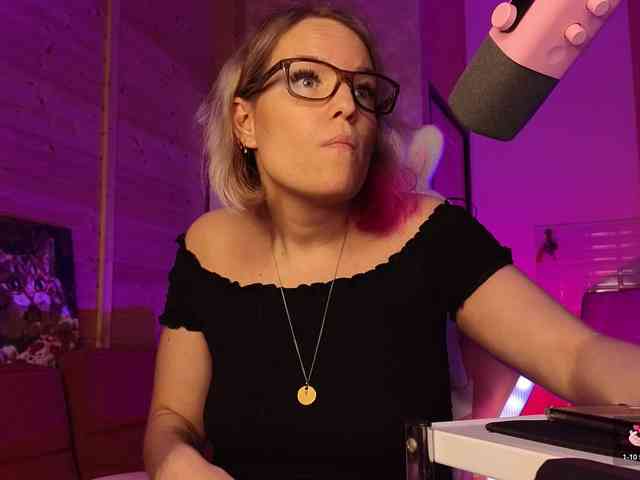 Findom_Lady_Shine webcam