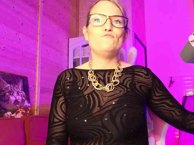 Findom_Lady_Shine webcam
