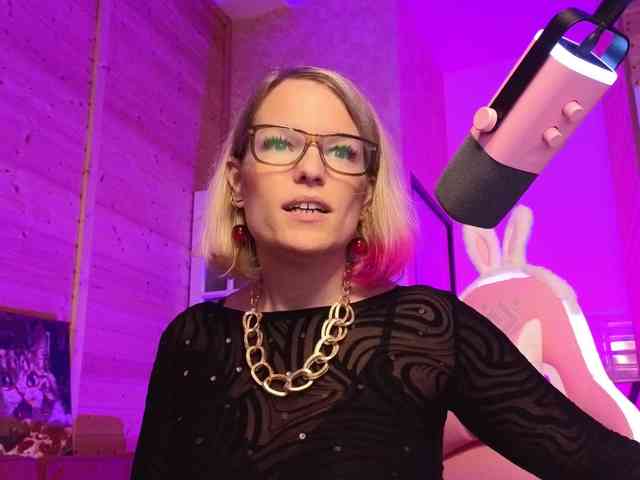 Findom_Lady_Shine webcam