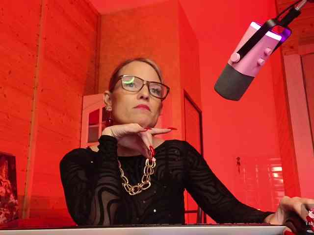 Findom_Lady_Shine webcam