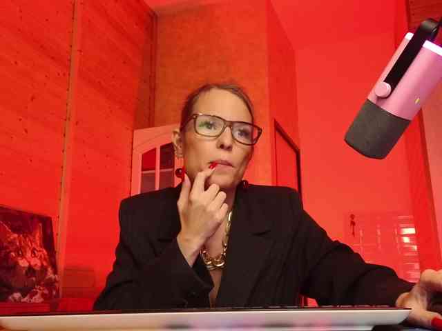 Findom_Lady_Shine webcam