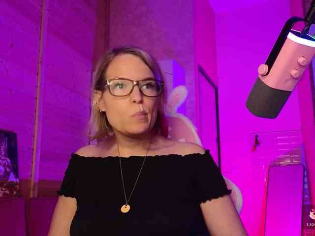 Findom_Lady_Shine webcam