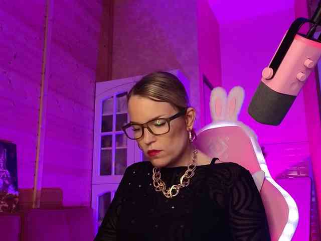 Findom_Lady_Shine webcam