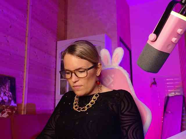 Findom_Lady_Shine webcam