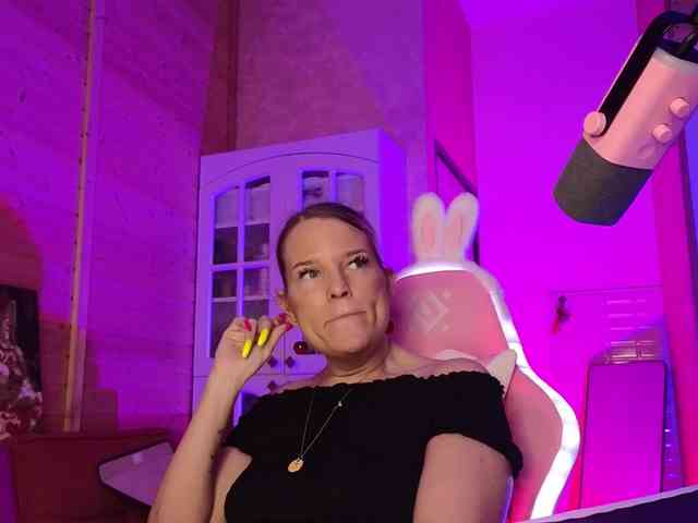 Findom_Lady_Shine webcam