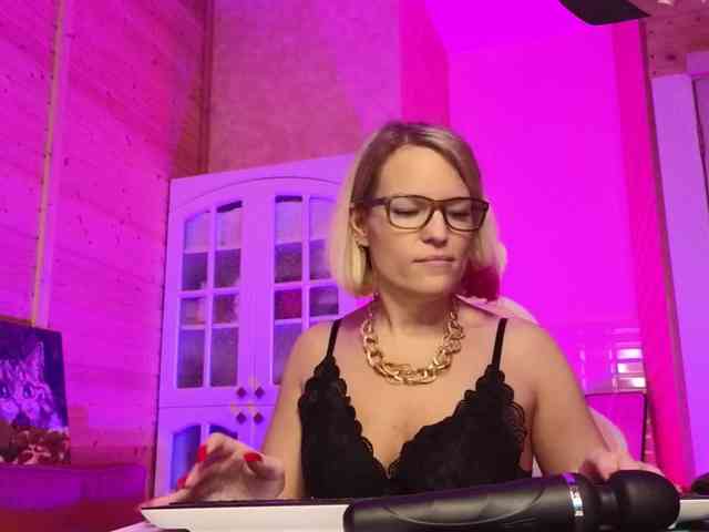 Findom_Lady_Shine webcam