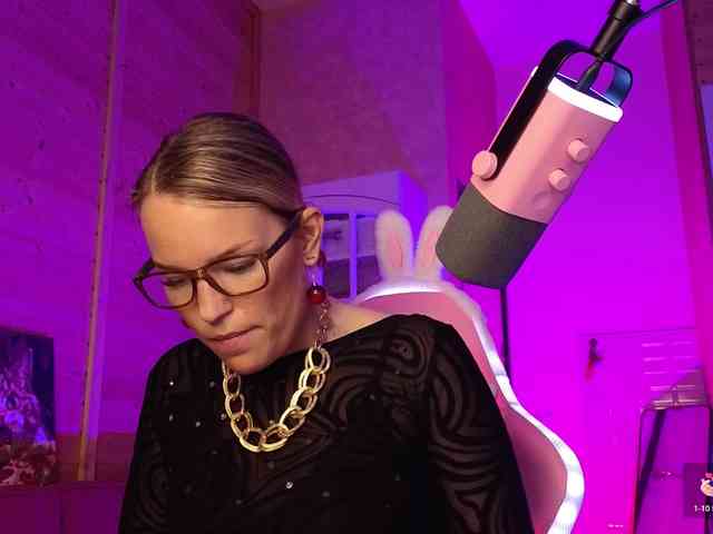 Findom_Lady_Shine webcam