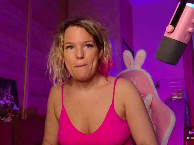 Findom_Lady_Shine webcam