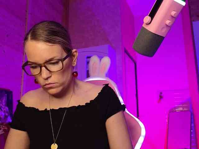Findom_Lady_Shine webcam