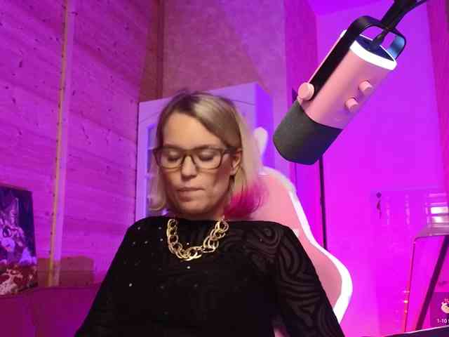 Findom_Lady_Shine webcam