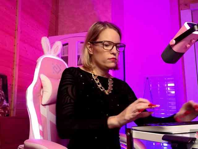 Findom_Lady_Shine webcam