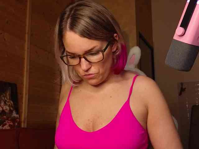 Findom_Lady_Shine webcam