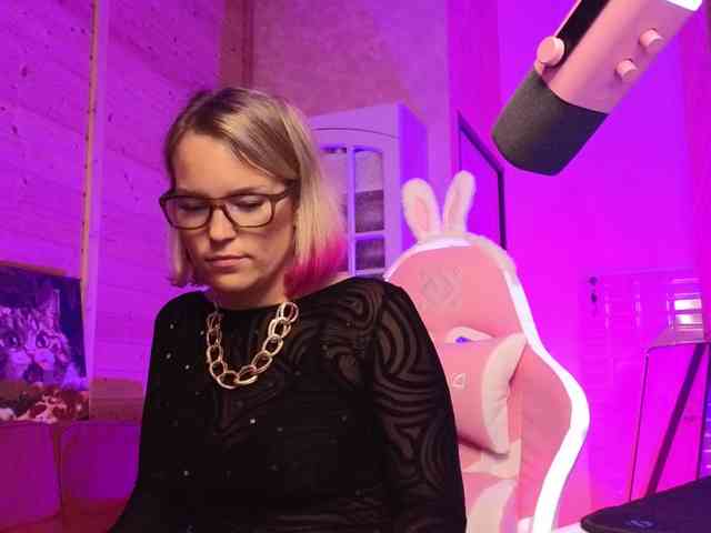 Findom_Lady_Shine webcam