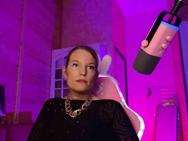 Findom_Lady_Shine webcam