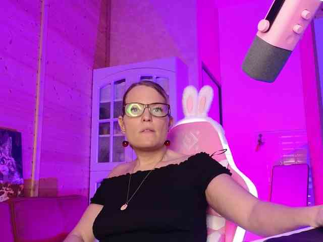 Findom_Lady_Shine webcam