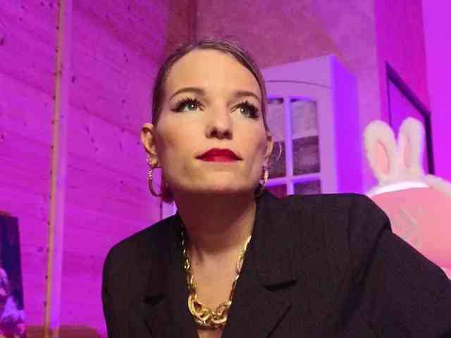 Findom_Lady_Shine webcam