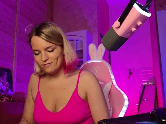 Findom_Lady_Shine webcam
