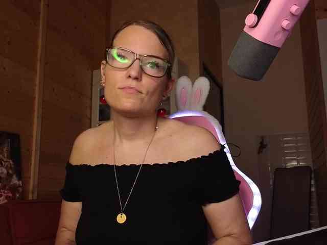 Findom_Lady_Shine webcam