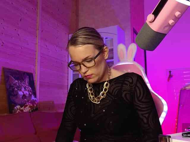 Findom_Lady_Shine webcam