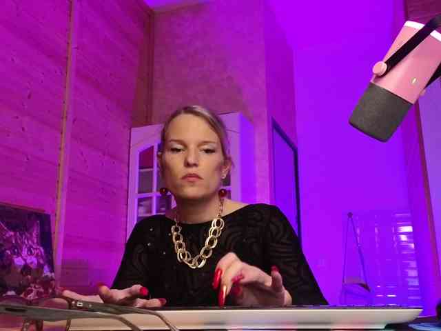 Findom_Lady_Shine webcam