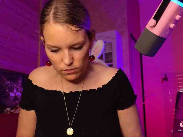 Findom_Lady_Shine webcam