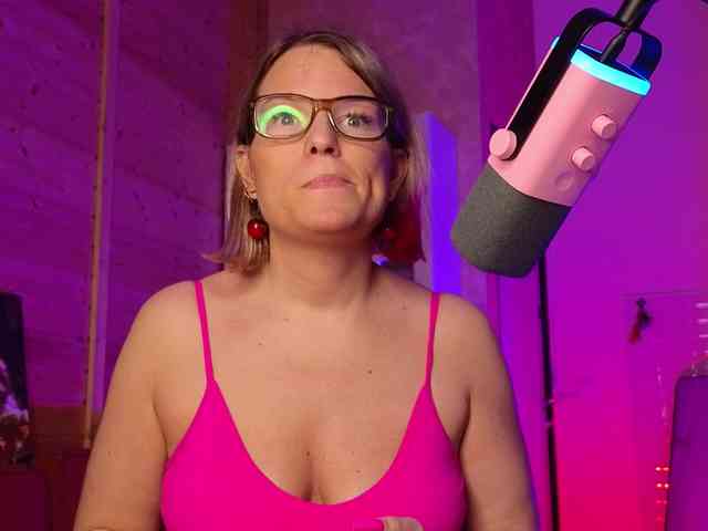 Findom_Lady_Shine webcam