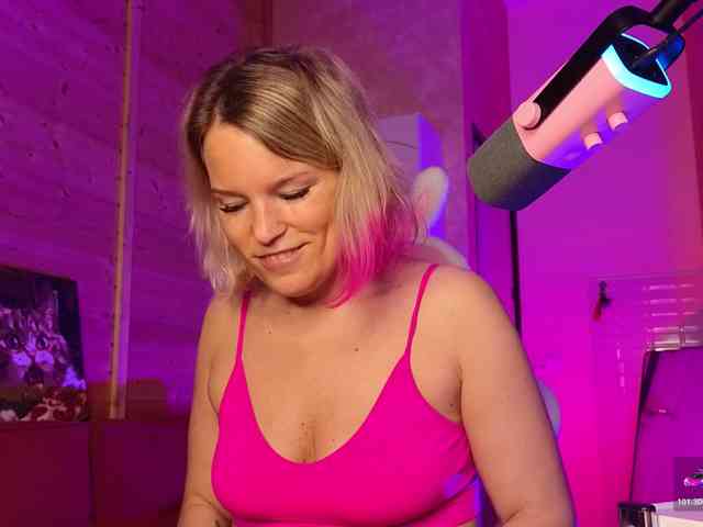Findom_Lady_Shine webcam
