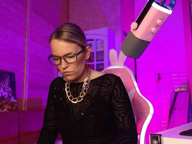 Findom_Lady_Shine webcam