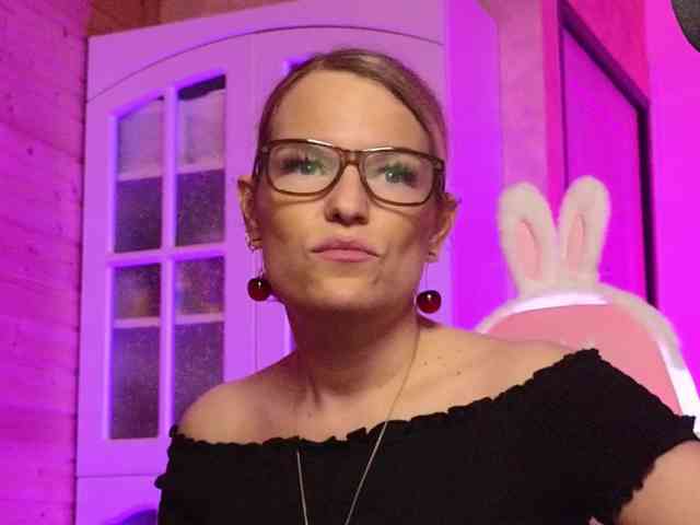 Findom_Lady_Shine webcam