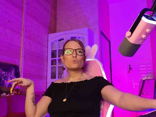 Findom_Lady_Shine webcam