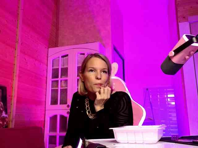 Findom_Lady_Shine webcam