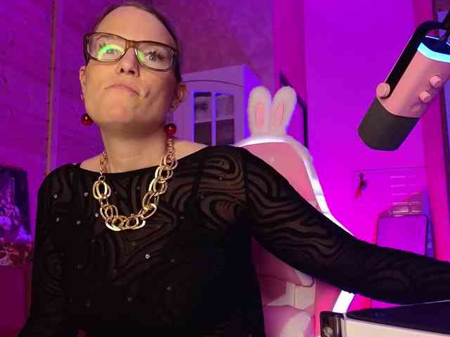 sweeteve050 Live Webcam on BongaCams