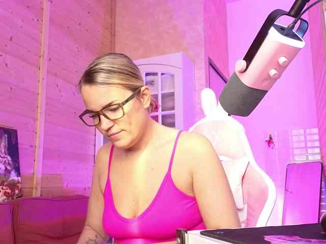 Findom_Lady_Shine webcam