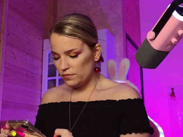 Findom_Lady_Shine webcam