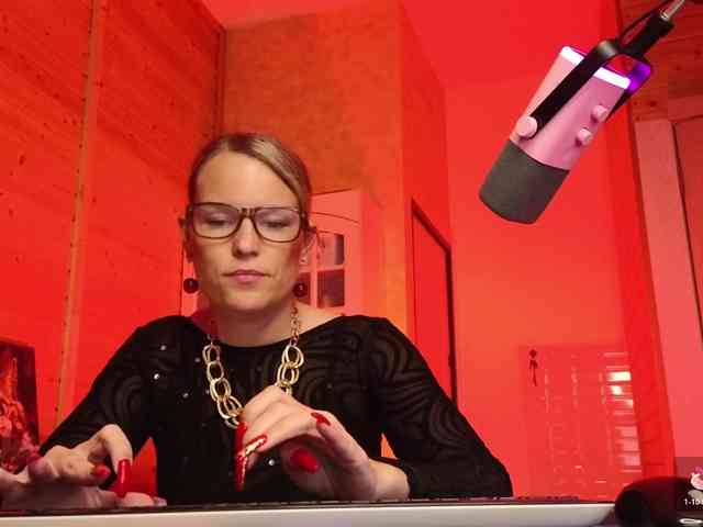 Findom_Lady_Shine webcam