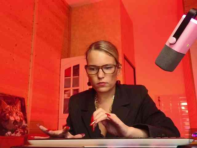 Findom_Lady_Shine webcam