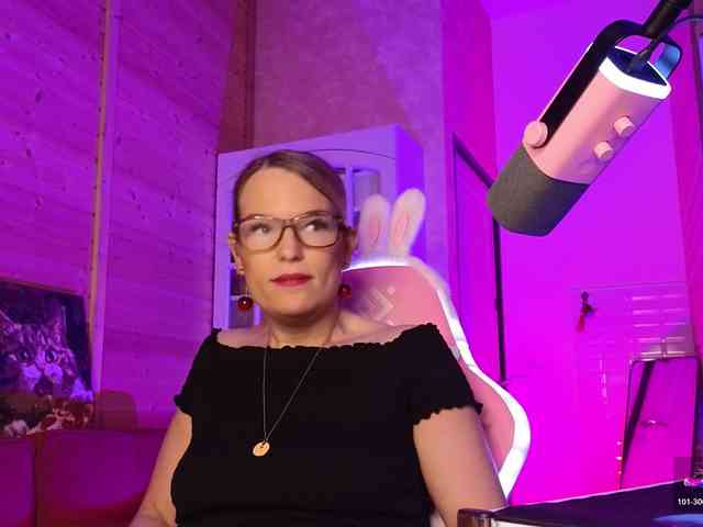 Findom_Lady_Shine webcam