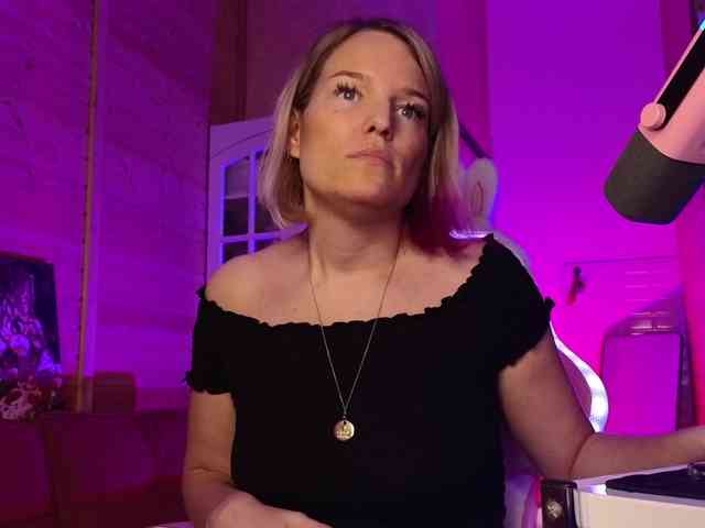 Findom_Lady_Shine webcam